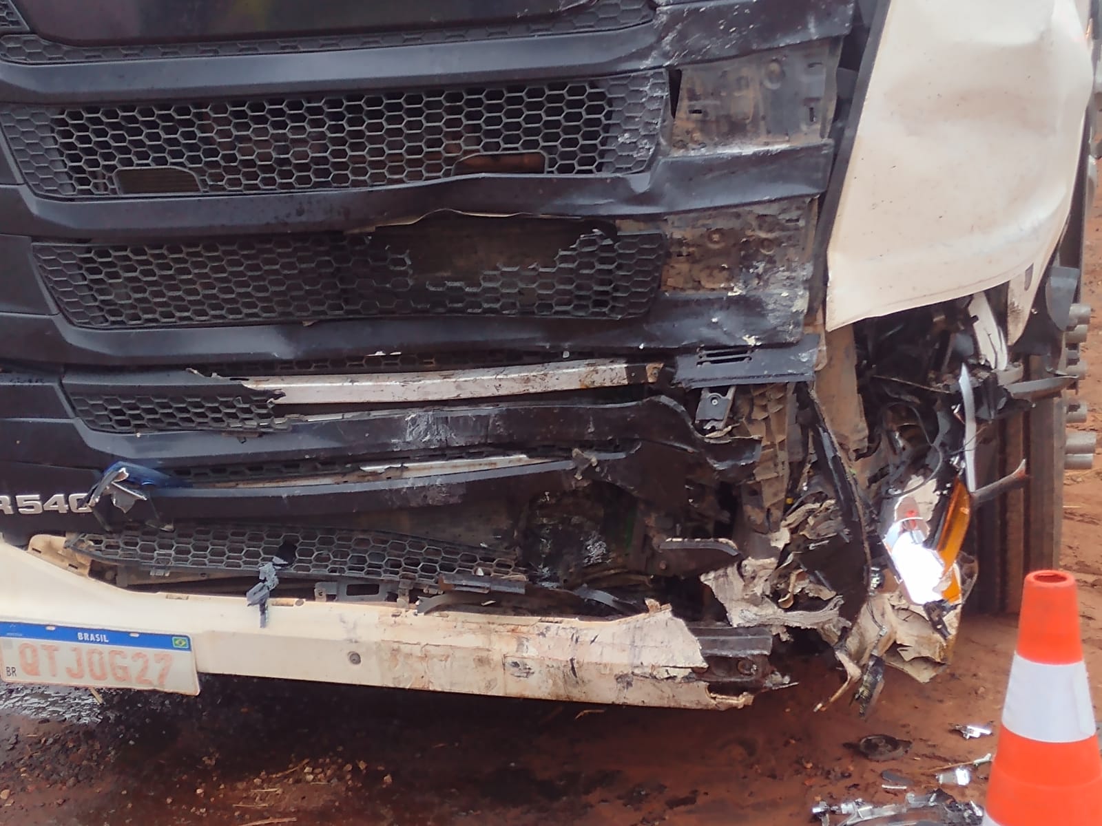 Carreta foi atingida de frente - Foto: WhatsApp/Jornal da Nova